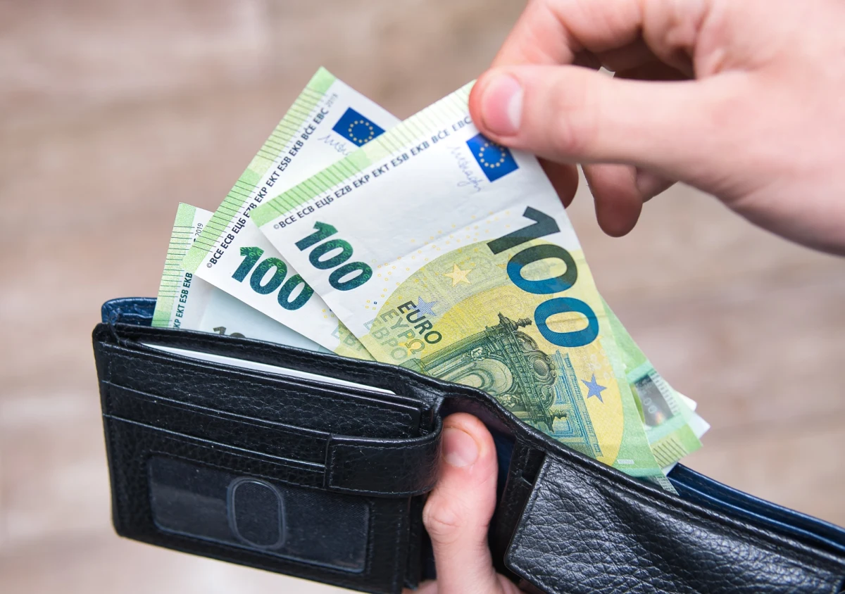 Polska nadal nie spełnia większości warunków niezbędnych do przyjęcia euro. Tak wynika z najnowszego raportu konwergencji Komisji Europejskiej za 2026 rok, do którego dotarła "Rzeczpospolita". Bruksela oceniła przygotowanie państw Unii Europejskiej pozostających poza strefą euro i wskazała, że żaden z analizowanych krajów nie jest obecnie gotowy na wejście do eurolandu.