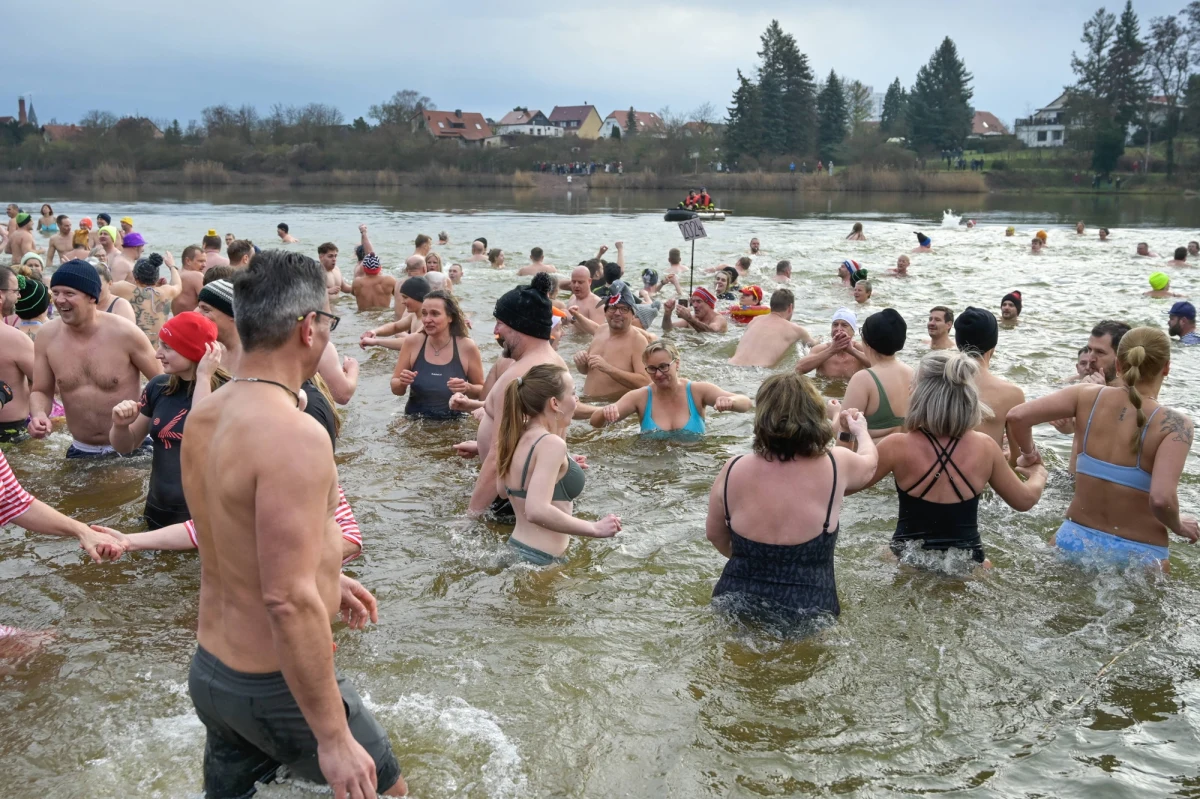 Nieznajomość języka niemieckiego barierą nie do przejścia. Szef popularnego kąpieliska Heidebad w Halle podjął drastyczną decyzję: osoby, które nie potrafią porozumieć się po niemiecku, nie są wpuszczane na teren obiektu. W mediach społecznościowych i świecie polityki wybuchła potężna burza. Podczas gdy kierownik tłumaczy się względami bezpieczeństwa, władze miasta mówią wprost o ksenofobii i żądają natychmiastowego cofnięcia zakazu.