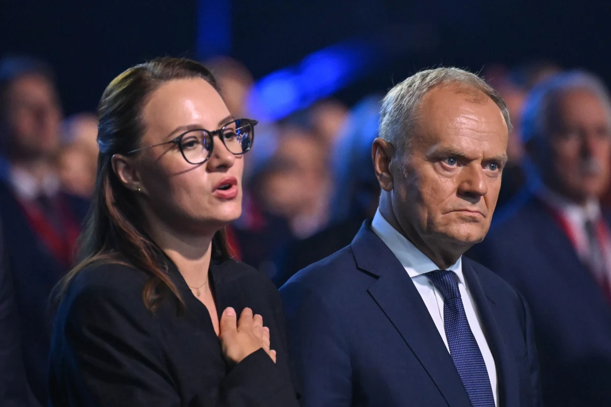 "Ukraina - i słusznie - chce być częścią zjednoczonej Europy. Warunkiem zjednoczenia zawsze było rozumienie własnej historii i autentyczna zdolność i gotowość do pojednania" - powiedział premier Donald Tusk w Gdańsku podczas inauguracji dwudniowej Konferencji na rzecz Odbudowy Ukrainy, czyli Ukraine Recovery Conference 2026. "Julio, czuj się jak u siebie" - powiedział szef rządu, witając premier Ukrainy, Julię Swyrydenko. Szczyt wystartował w cieniu sporu na linii Kijów-Warszawa – bez udziału prezydenta Ukrainy Wołodymyra Zełenskiego. Podpisanych ma zostać ok. 200 umów. "Rosja może przygotowywać prowokacje (...) z użyciem polskiej symboliki" - ostrzega Kijów. "Dziś przekażemy Ukrainie 3 mld euro na wsparcie budżetowe, a wkrótce 6 mld na drony" - poinformowała przewodnicząca Komisji Europejskiej.