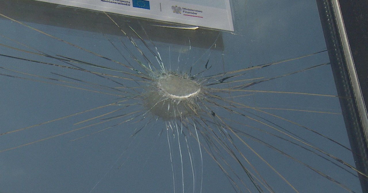 Atak na budynek skarbówki w Warszawie. W ruch poszły kamienie
