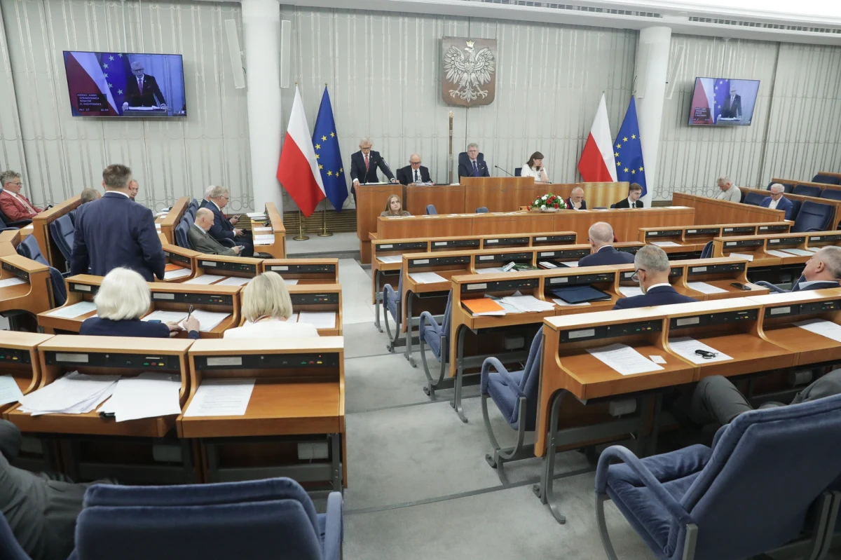 Za ustawą zakazującą patostreamingu opowiedział się Senat. Regulacja powstała w wyniku połączenia dwóch projektów: jednego autorstwa KO i drugiego PiS. Teraz ustawa czeka na podpis prezydenta Karola Nawrockiego.