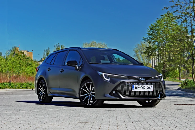 Toyota Corolla GR Sport jest mało sportowa, ale pali w mieście 3,9 l/100 km