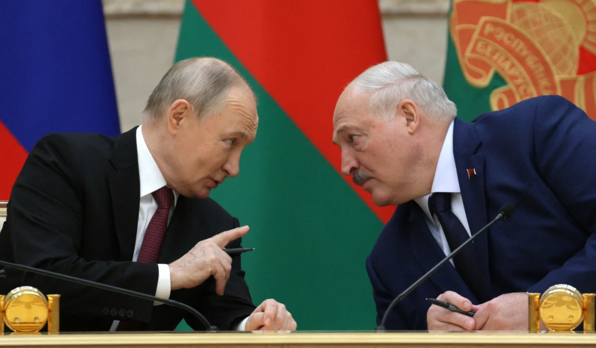 Rosja stanowczo odrzuca doniesienia o groźbach wobec Białorusi dotyczących wsparcia wojny w Ukrainie. Dzisiejszy komunikat Kremla jest odpowiedzią na informacje "The Wall Street Journal", które przekazało, że Moskwa liczy na to, iż Mińsk stanie się kluczowym sojusznikiem w eskalacji konfliktu. Oficjalne stanowiska Rosji i Białorusi solidnie różnią się od faktycznie prowadzonej polityki. Mińsk zapowiada, że to Zachód wywiera presję na Białorusinach, a Moskwa zapewnia, że kraj Alaksandra Łukaszenki pozostaje najważniejszym sojusznikiem Rosji. Tymczasem on sam właśnie poinformował, że spotkał się z "ludźmi Zełenskiego".