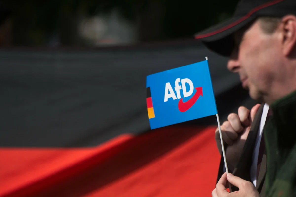 Najnowsza ekspertyza niemieckiego Stowarzyszenia na rzecz Praw Wolnościowych (GFF) wskazuje, że prawicowo-populistyczna partia Alternatywa dla Niemiec (AfD) jawnie narusza konstytucyjne zasady demokracji i godności człowieka. "Wniosek o delegalizację AfD prawdopodobnie zakończyłby się sukcesem" - zauważył kierownik projektu GFF Bijan Moini podczas prezentacji w czwartek w Berlinie.