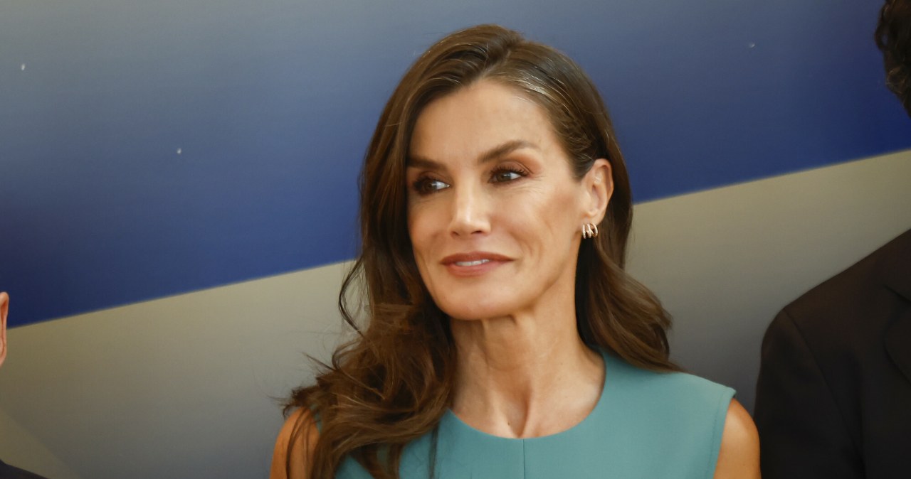 Letizia pokazuje, jak ubrać się do biura w czasie upałów. Jej sukienka łączy szyk i komfort