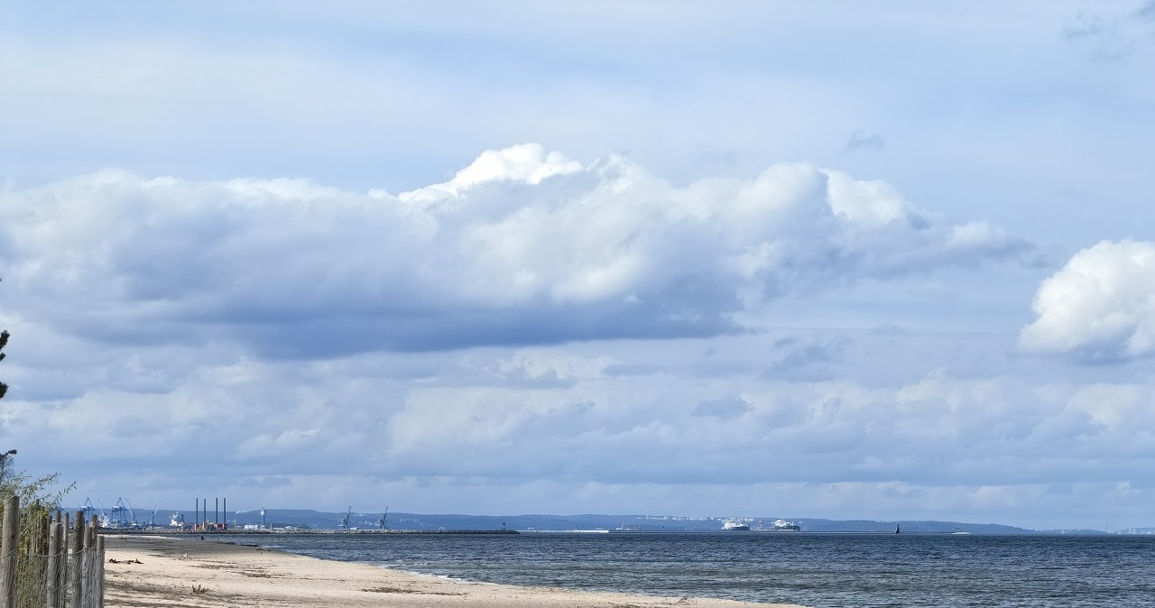 Spokojna plaża 30 minut od centrum Gdańska. Znajdziesz na niej bursztyny
