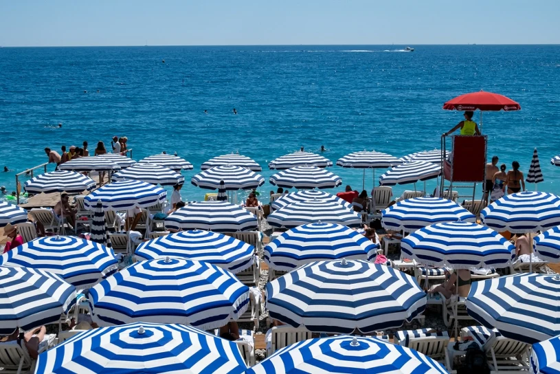 Narbonne fines tourists €150 for going shirtless or barefoot in town