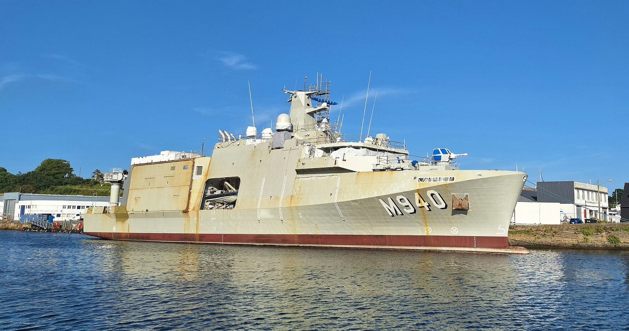 The Oostende has entered service. It is the first of six specified  mine destroyers
