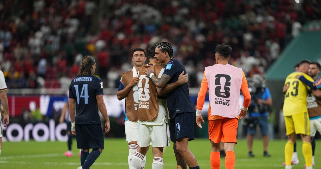 Awans debiutantów, poraża dwukrotnych mistrzów. Działo się nocą na mundialu