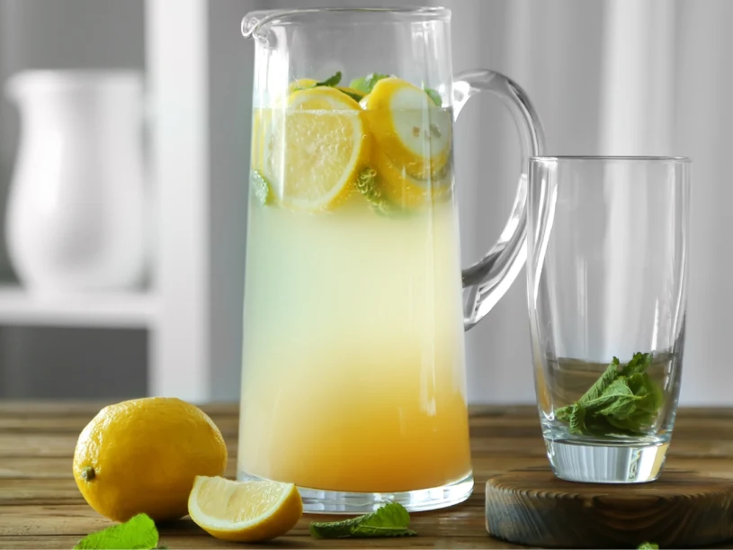 Lemoniada jak z dzieciństwa. Orzeźwia i gasi pragnienie lepiej niż woda