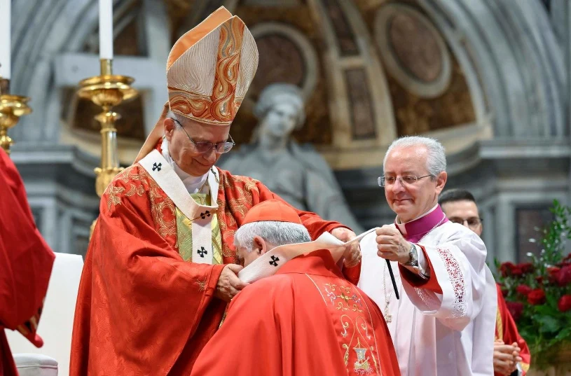 Polscy duchowni otrzymali paliusze od papieża. Uroczysta msza w Watykanie