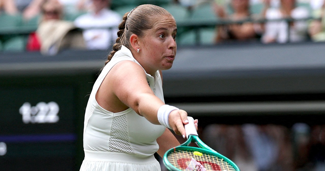 Było już 4:0 dla Ostapenko. Trzy sety w Londynie. Sama przeciwko Anglikom