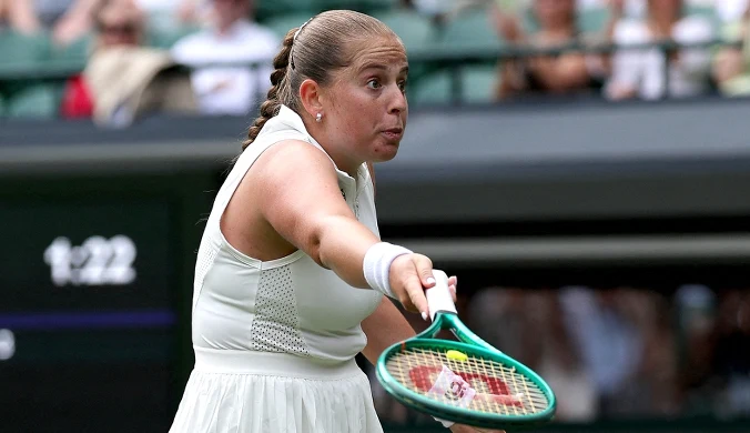 Było już 4:0 dla Ostapenko. Trzy sety w Londynie. Sama przeciwko Anglikom