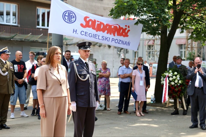 MON przyznaje: zdjęcie z obchodów Czerwca '56 zmieniono przez AI, usuwając napis z koszulki