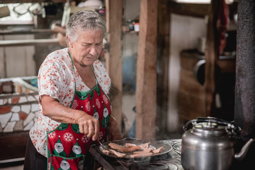Grandma's morning kitchen rituals — forgotten habits making a modern comeback