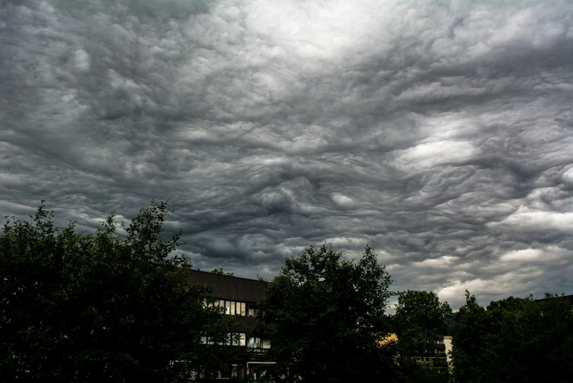 Chmury asperitas nad Mazowszem — rzadkie zjawisko na polskim niebie