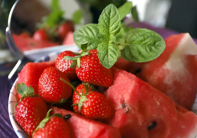 Co jeść, gdy temperatura przekracza 30 stopni? Top 5 produktów na upał