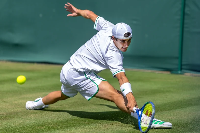 Dwa sety Polaka z mistrzem Orange Bowl. O ćwierćfinał w trakcie Wimbledonu
