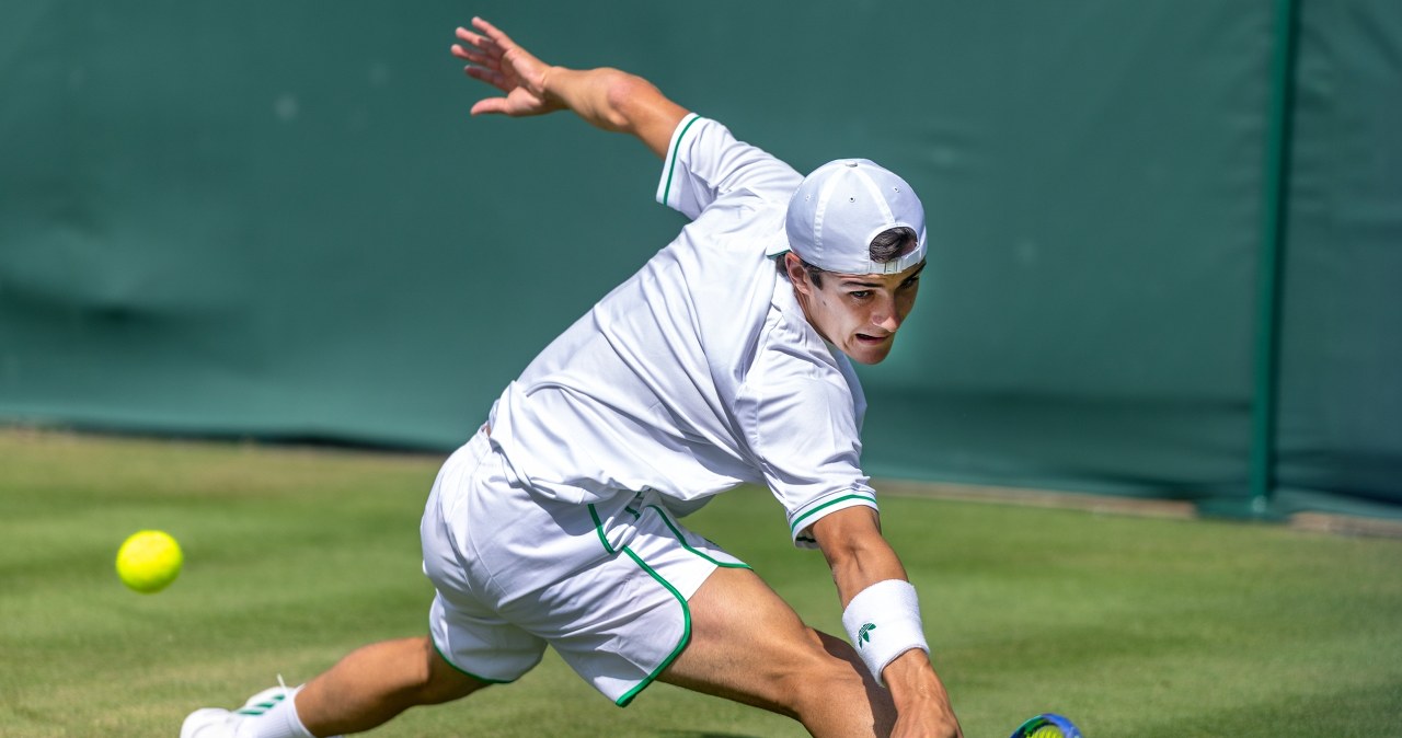 Dwa sety Polaka z mistrzem Orange Bowl. O ćwierćfinał w trakcie Wimbledonu