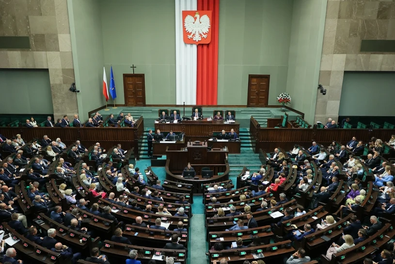 KO przed PiS, ale bez większości. Decydujące role mniejszych partii