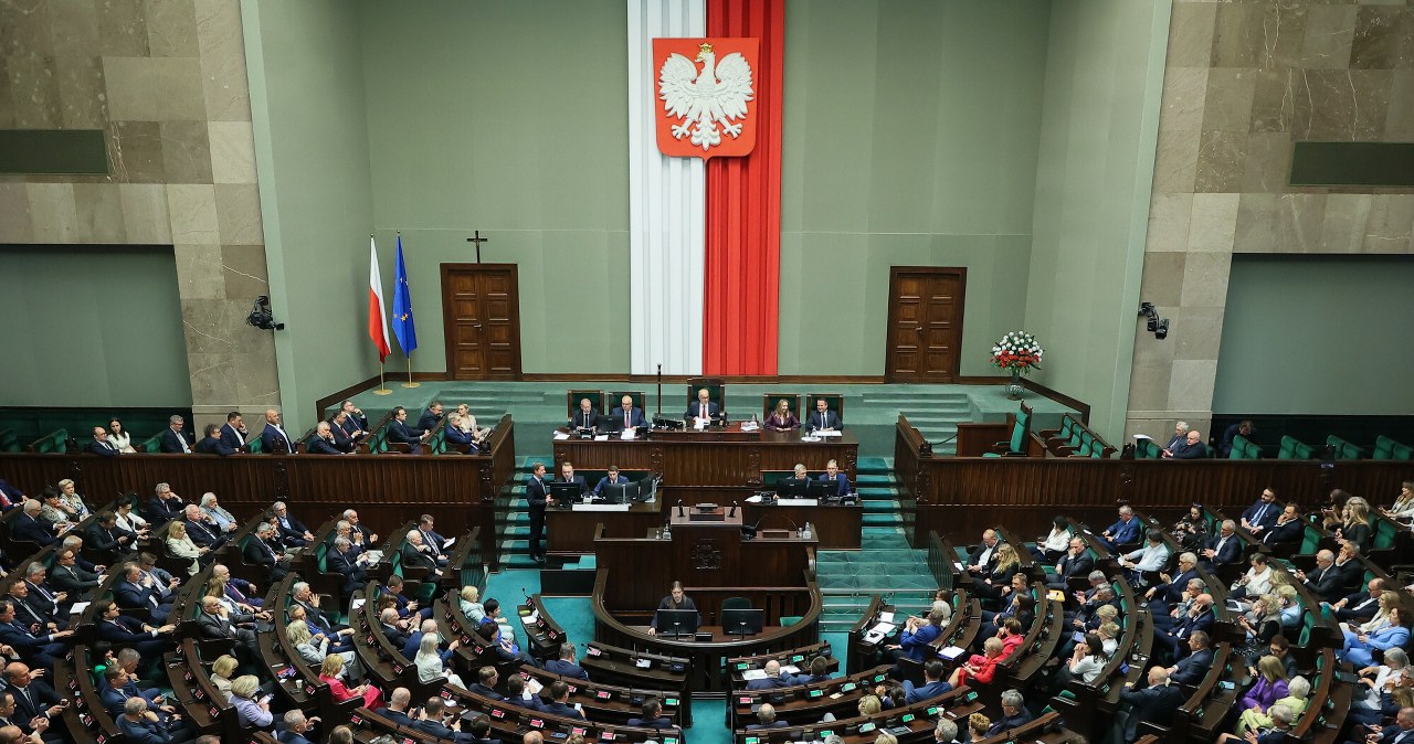 KO przed PiS, ale bez większości. Decydujące role mniejszych partii
