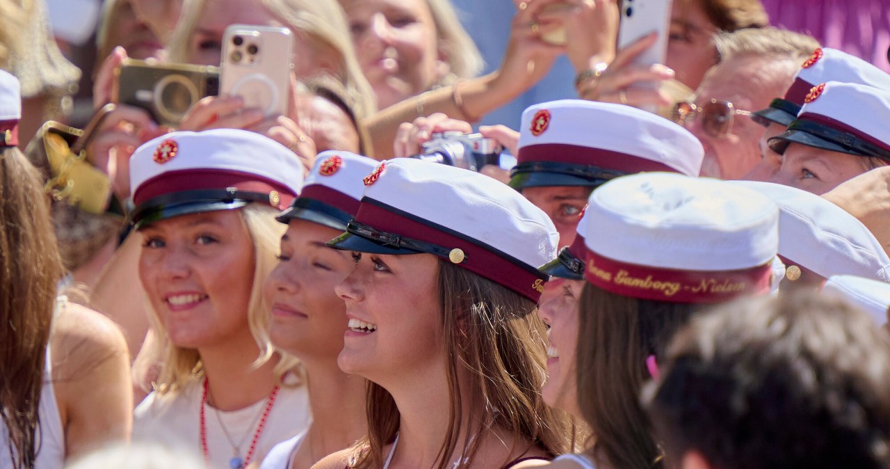 Księżniczka Izabela świętuje zakończenie szkoły w kostiumie kąpielowym