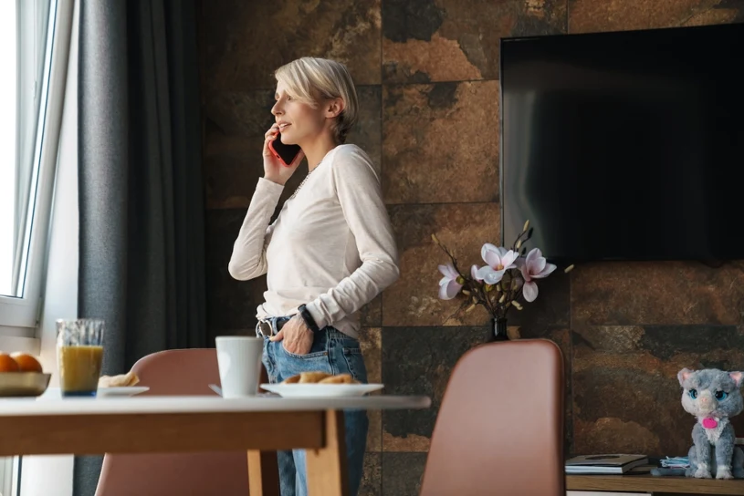 Dlaczego chodzimy podczas rozmowy przez telefon? Nauka wyjaśnia
