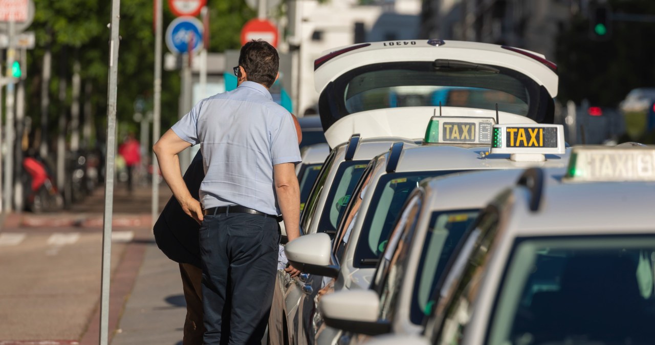 Za co taksówkarz doliczy dodatkową opłatę? Lista może zaskakiwać