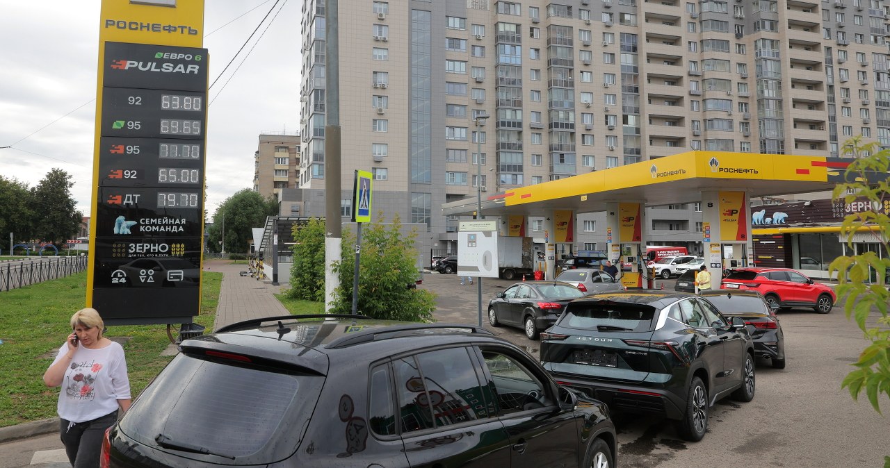 Rosja. Kolejki na stacjach paliw, tak rząd tłumaczy kryzys Rosja. Kolejki na stacjach paliw, tak rząd tłumaczy kryzys