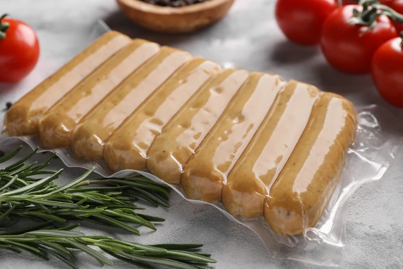 Wegański burger i parówka sojowa to często przetworzone śmieciowe jedzenie
