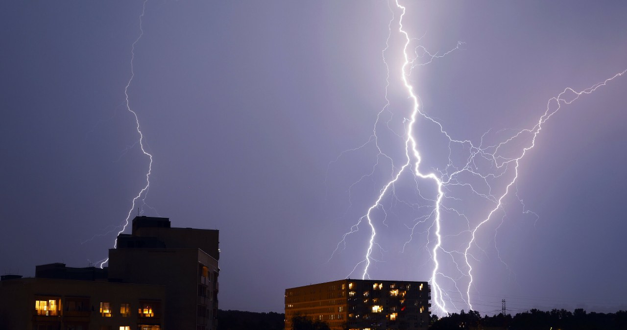 Alert RCB przed silnym wiatrem i burzami. Dotyczy dwóch regionów Alert RCB przed silnym wiatrem i burzami. Dotyczy dwóch regionów