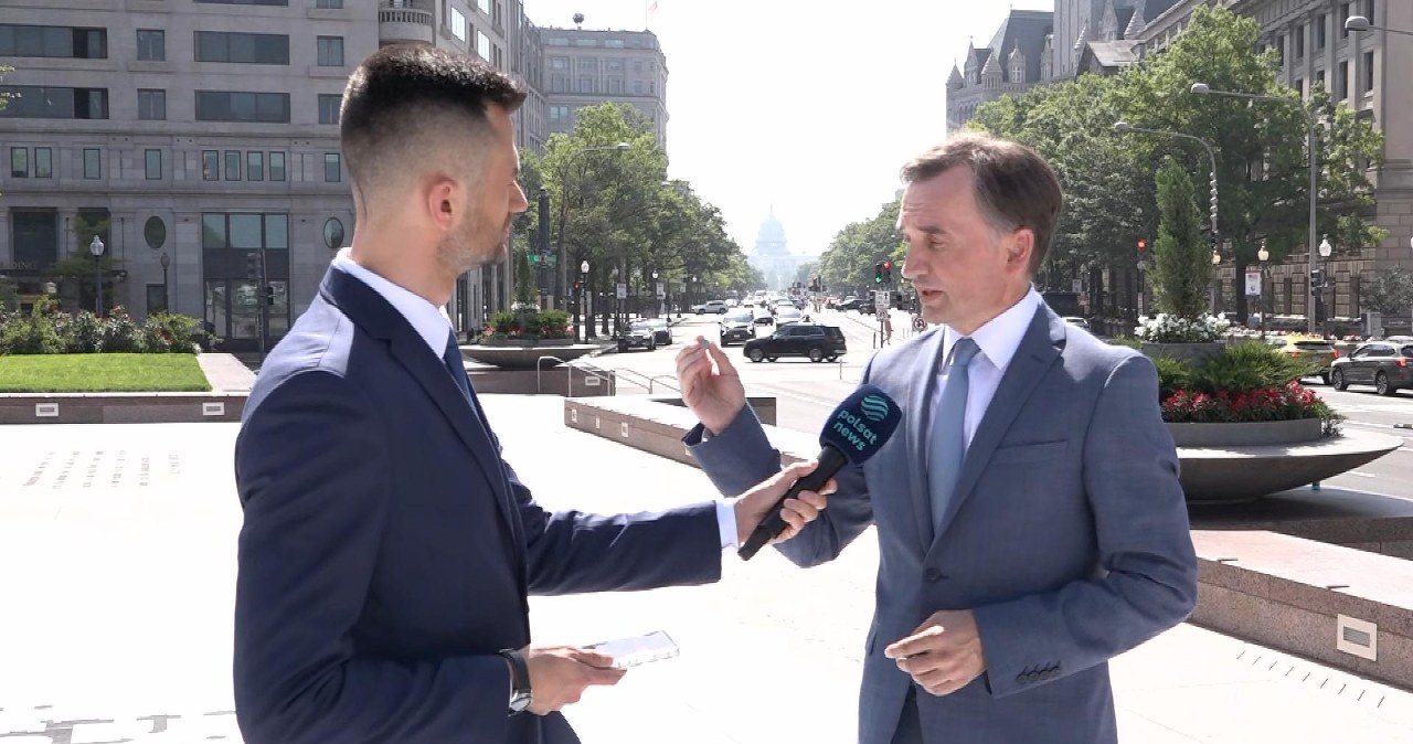 Zbigniew Ziobro bronił się przed zarzutami. Pokazał „atrybut” Zbigniew Ziobro bronił się przed zarzutami. Pokazał „atrybut”