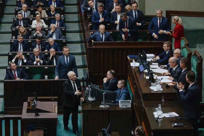 Niecodzienny sondaż partyjny, w zestawieniu nowa pozycja. Ekspert komentuje