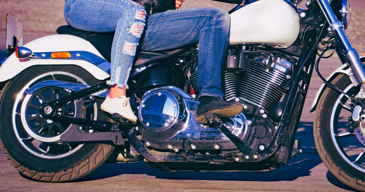 800 zł mandatu za złe obuwie na motocyklu. Zmiany dotkną też rowerzystów