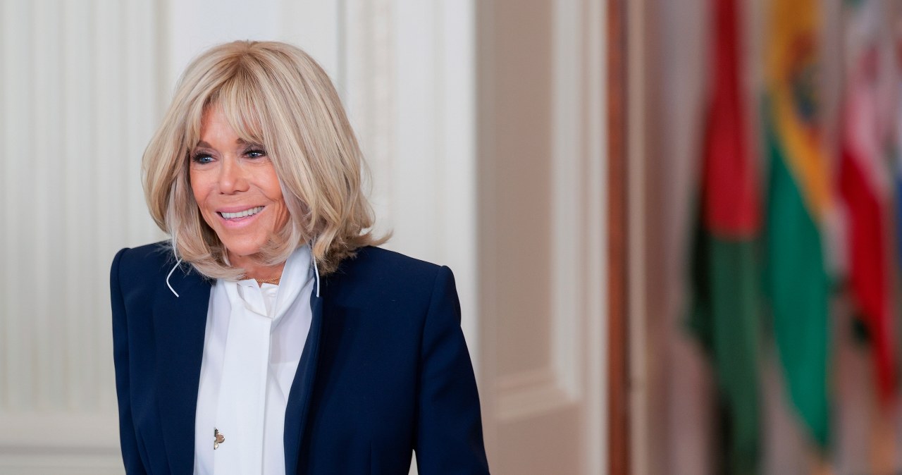 Letnia lekcja stylu od Brigitte Macron. Tak ubierają się kobiety z klasą