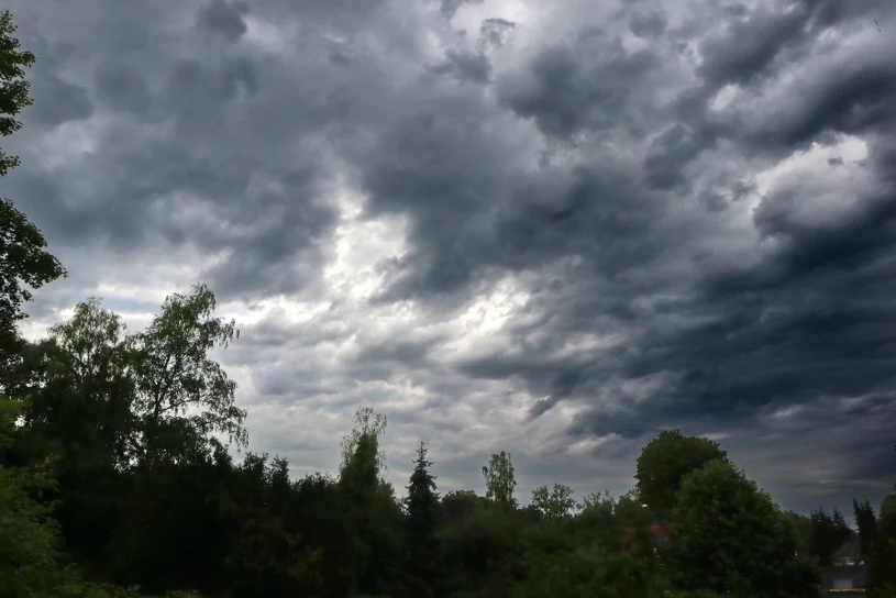 Burze, wichury, choćby grad. Pogoda spłata figla, mnożą się alerty IMGW