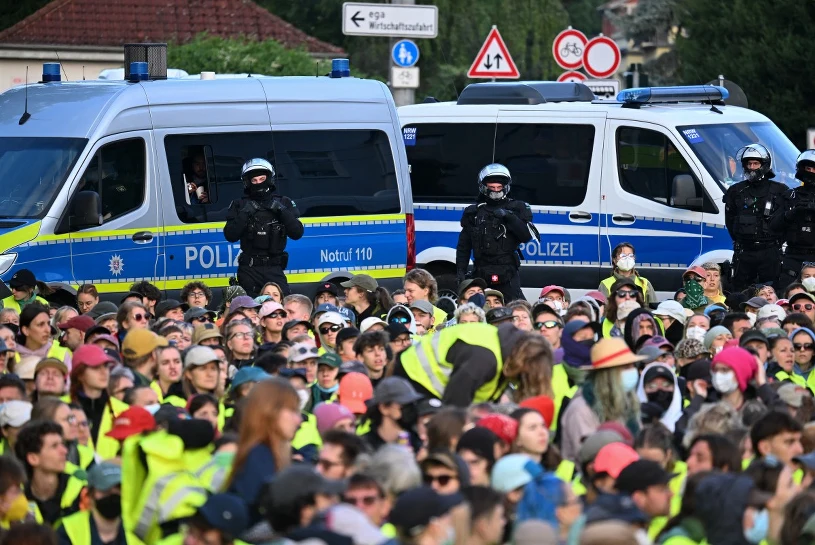Starcia przed zjazdem AfD. Policja użyła gazu, są ranni dziennikarze