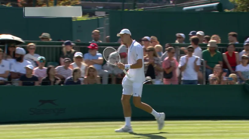 Kolejny Polak pożegnał się z Wimbledonem. Nietypowa inauguracja [WIDEO]