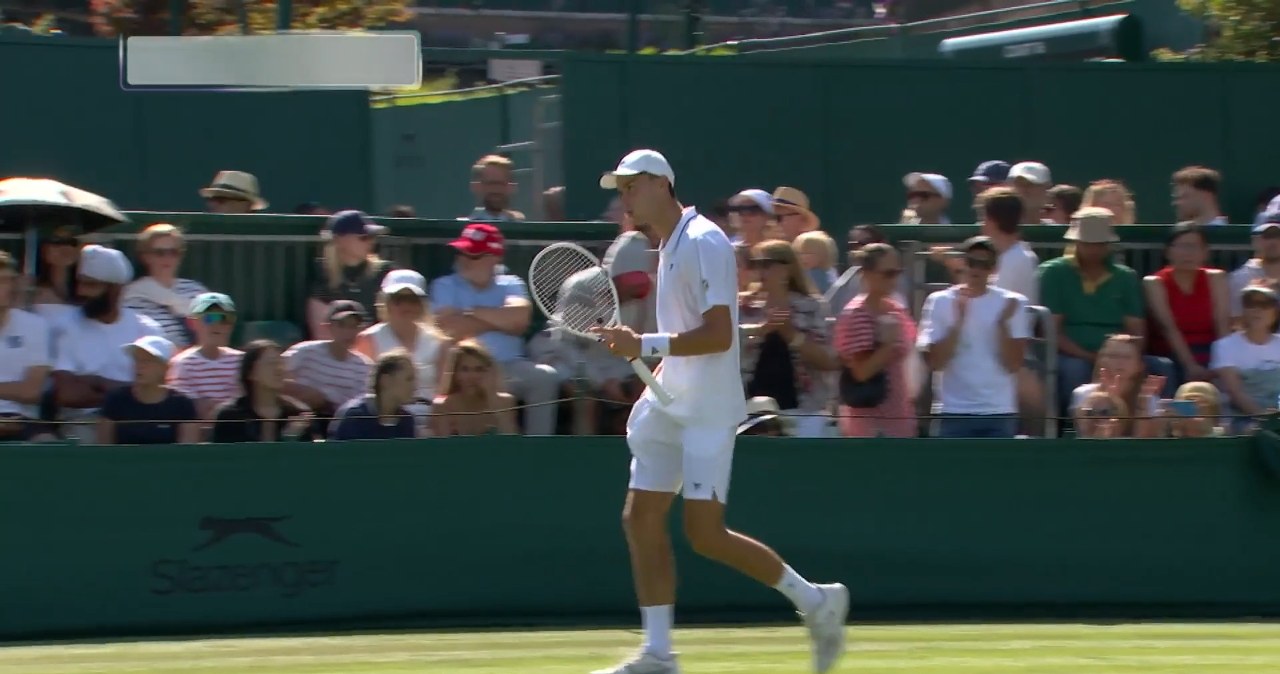 Kolejny Polak pożegnał się z Wimbledonem. Nietypowa inauguracja [WIDEO]