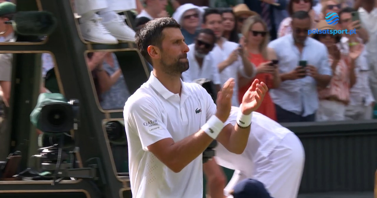 Djoković w ćwierćfinale Wimbledonu. istotny triumf Serba [WIDEO]
