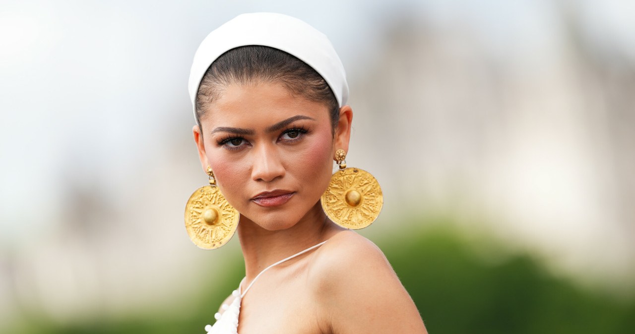 Zendaya odwróciła się tyłem do zdjęcia. Ten element kreacji zaskoczył