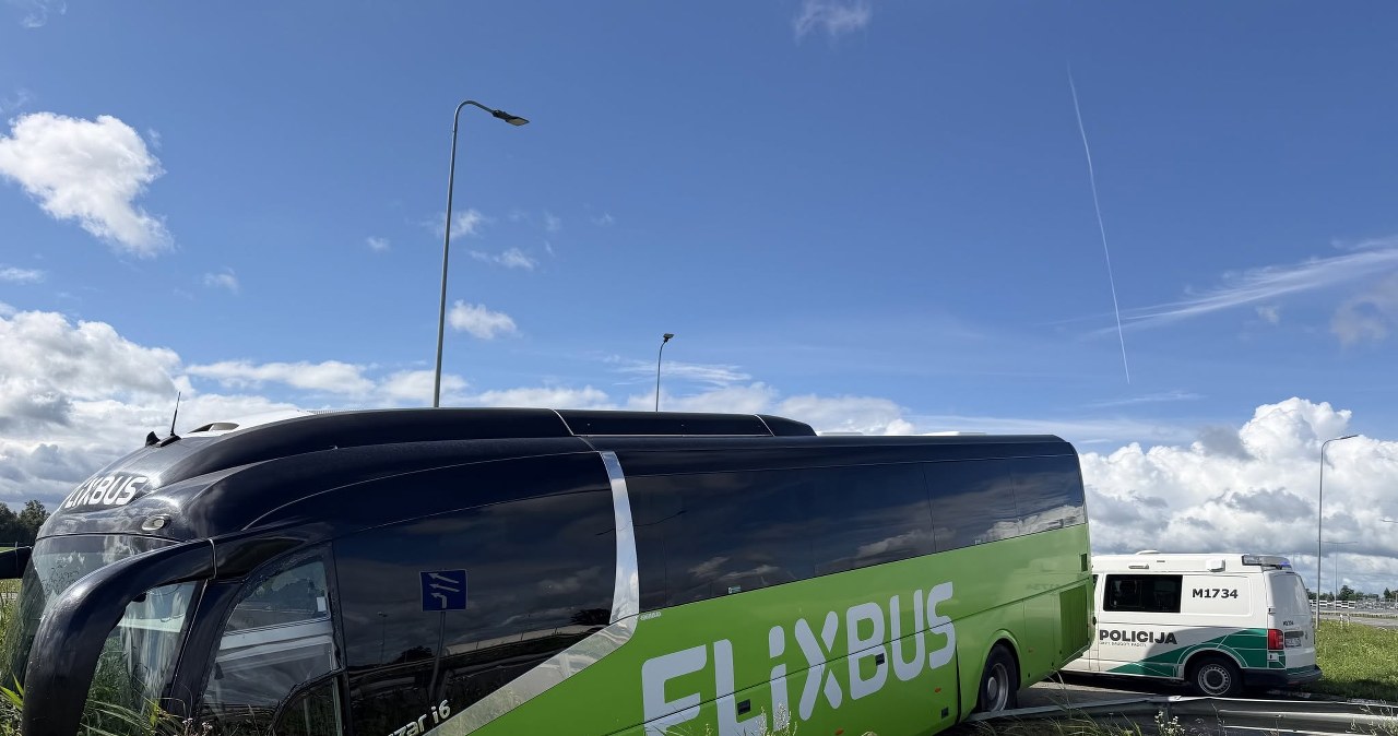 Autobus Warszawa-Tallinn wypadł z drogi. Są poszkodowani