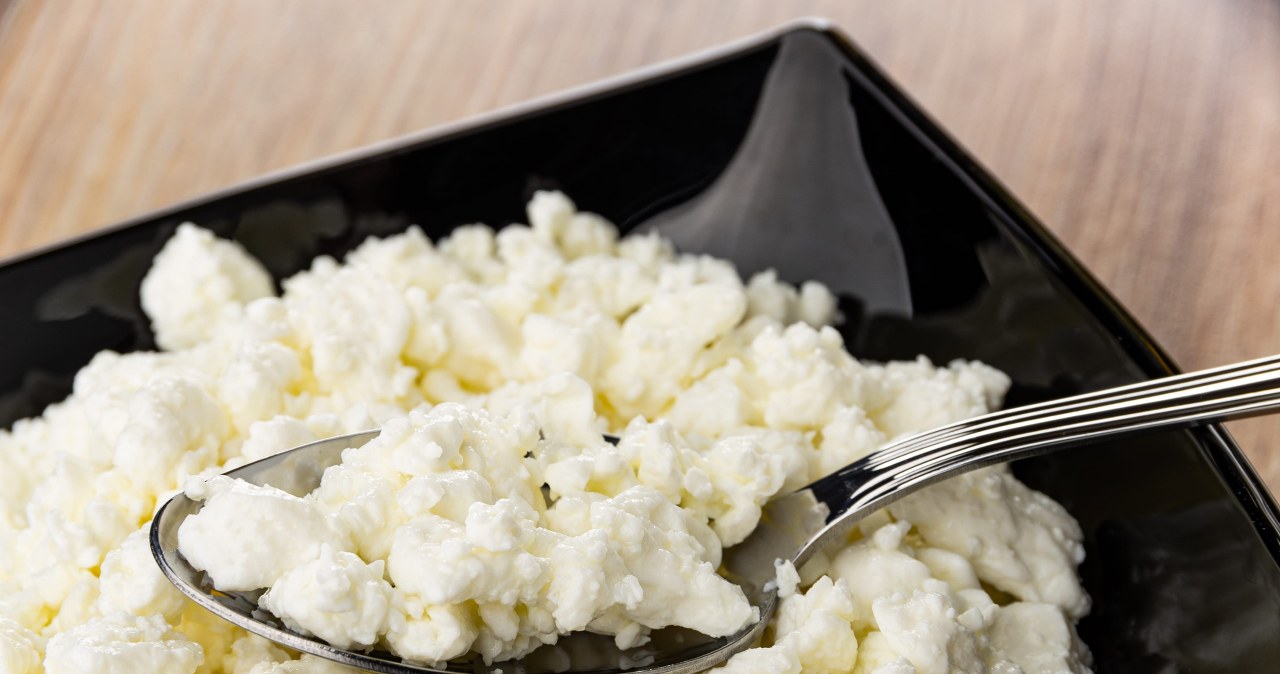 Ból brzucha po serku wiejskim? Zamień go na inny produkt