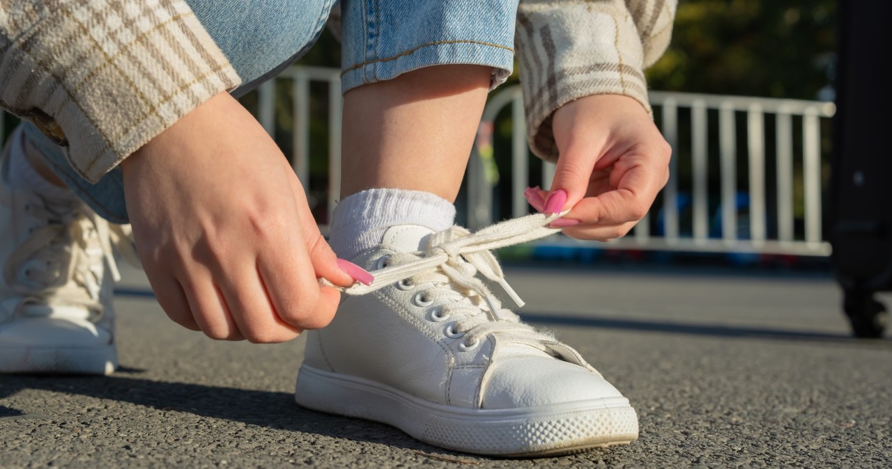 Większość z nas źle sznuruje buty. Podolog tłumaczy, jak zrobić to dobrze