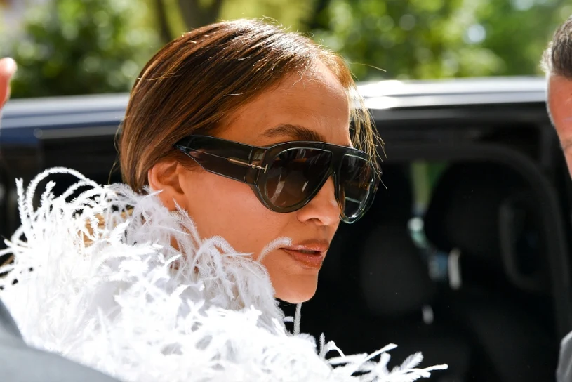 Jennifer Lopez podbija Paryż. Wszyscy patrzyli tylko na tył kreacji