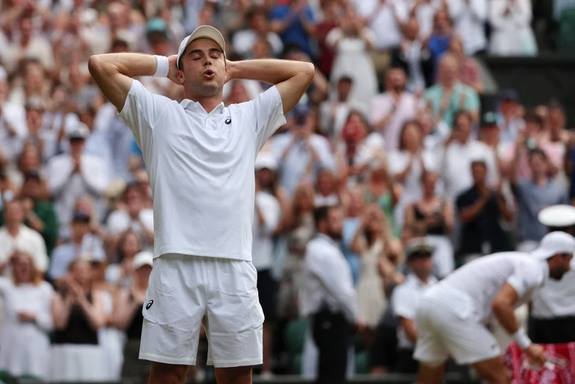 Chwalińska exits Wimbledon injured; wildcard Fery impresses