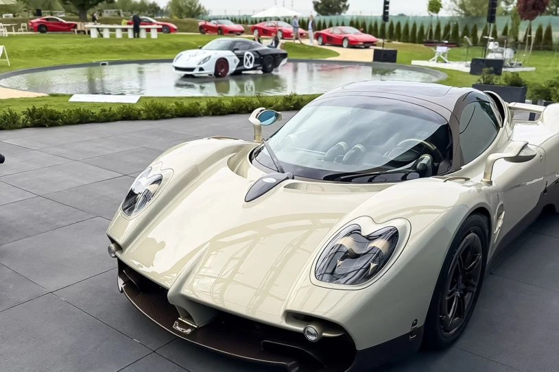 Ferrari stoi na trawniku, obok Bugatti, Pagani i głośnik za milion zł. Mamy Villa d'Este w domu