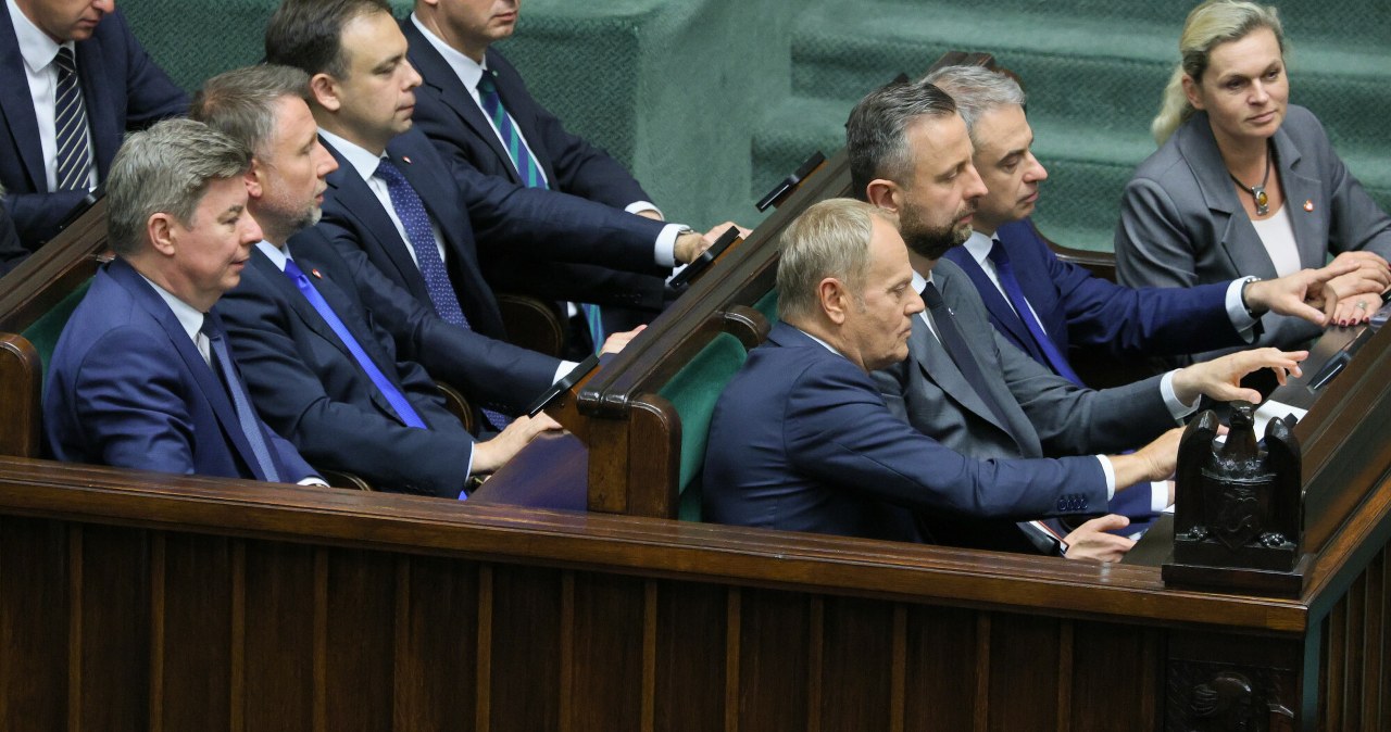 Lider mimo afer, zyskały jedynie dwie partie. Nowy sondaż partyjny