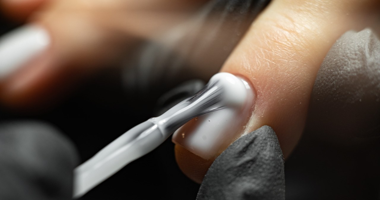 Jak wykonać italian manicure, by uzyskać efekt smukłych dłoni?