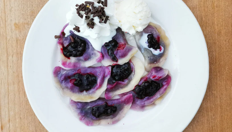 Pierogi z jagodami na cienkim, elastycznym cieście — przepis domowy
